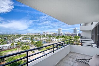 2500 Parkview Dr in Hallandale Beach, FL - Building Photo - Building Photo
