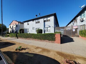 7333 Woodman Ave in Los Angeles, CA - Building Photo - Building Photo