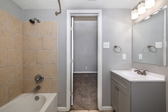 Cimarron Apartments in Wichita, KS - Building Photo - Building Photo