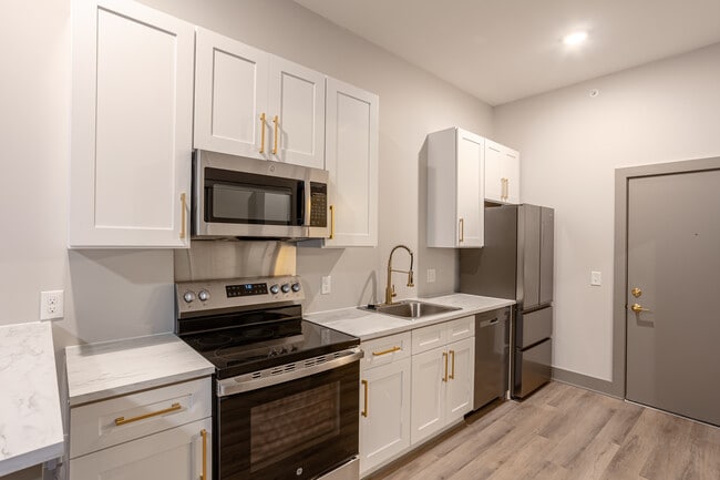 Apartments on Main in Davenport, IA - Building Photo - Interior Photo