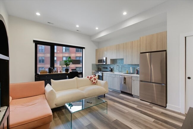 2317 N Clark St, Unit 310 in Chicago, IL - Foto de edificio - Building Photo