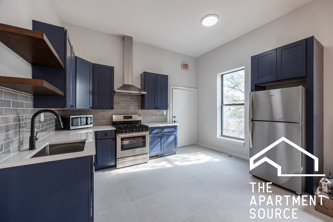 646 N Damen Ave, Unit 2R