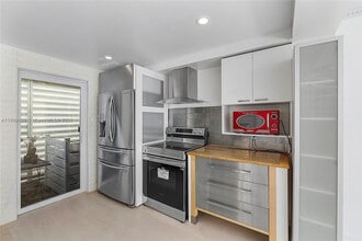 517 NE 38th St in Miami, FL - Foto de edificio - Building Photo