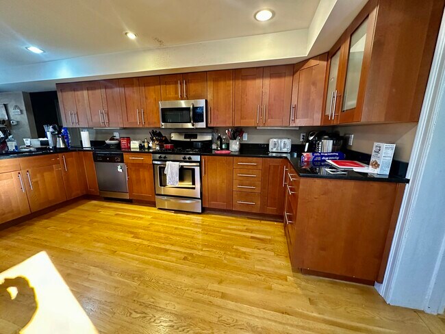 39 Woodstock Ave, Unit 2