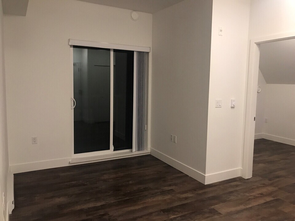 1539 Comox St in Vancouver, BC - Building Photo