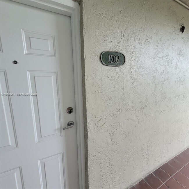 10090 NW 80th Ct in Hialeah Gardens, FL - Foto de edificio - Building Photo