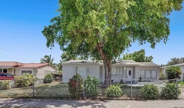 2410 Rodman St in Hollywood, FL - Building Photo - Building Photo