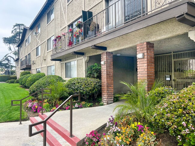 Green Court Apartments in Van Nuys, CA - Building Photo - Building Photo