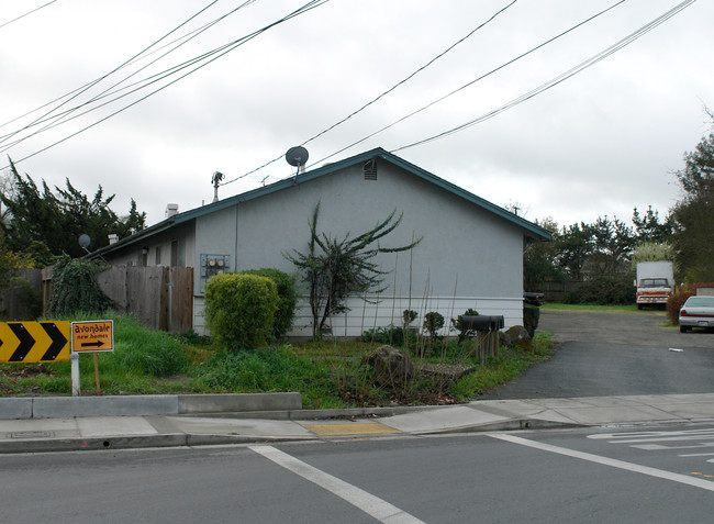 1560 Allan Way in Santa Rosa, CA - Foto de edificio - Building Photo