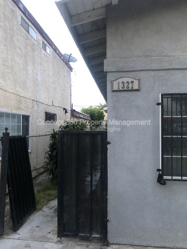 1327 W Parade St in Long Beach, CA - Building Photo - Building Photo