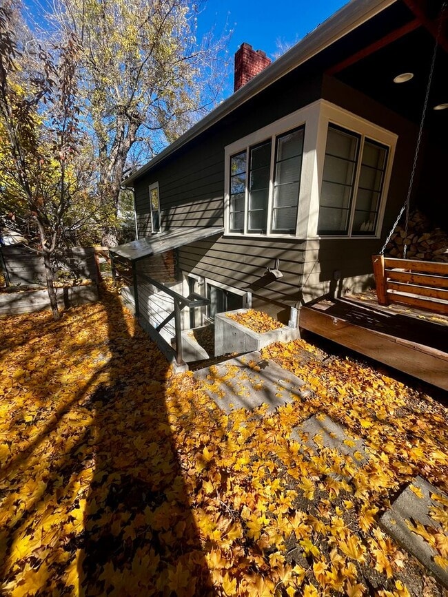 property at 607 W Babcock St