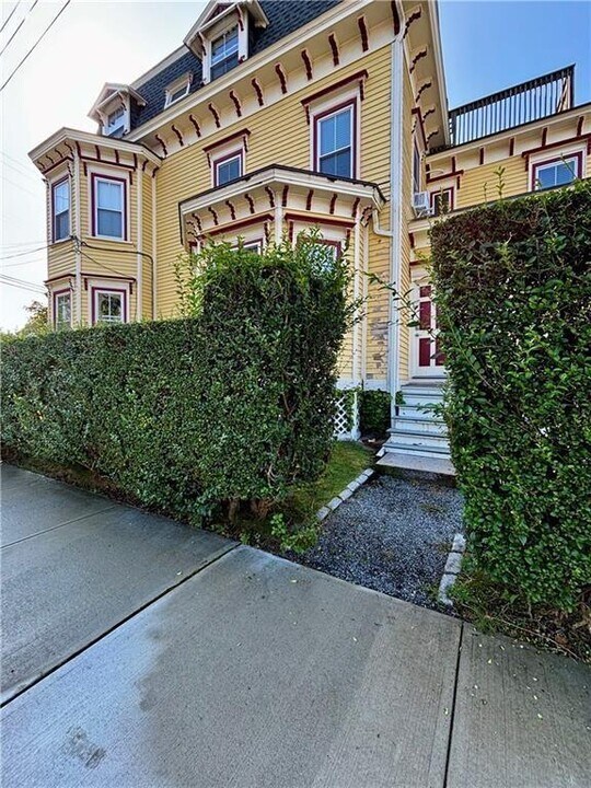 51 Annandale Rd in Newport, RI - Building Photo