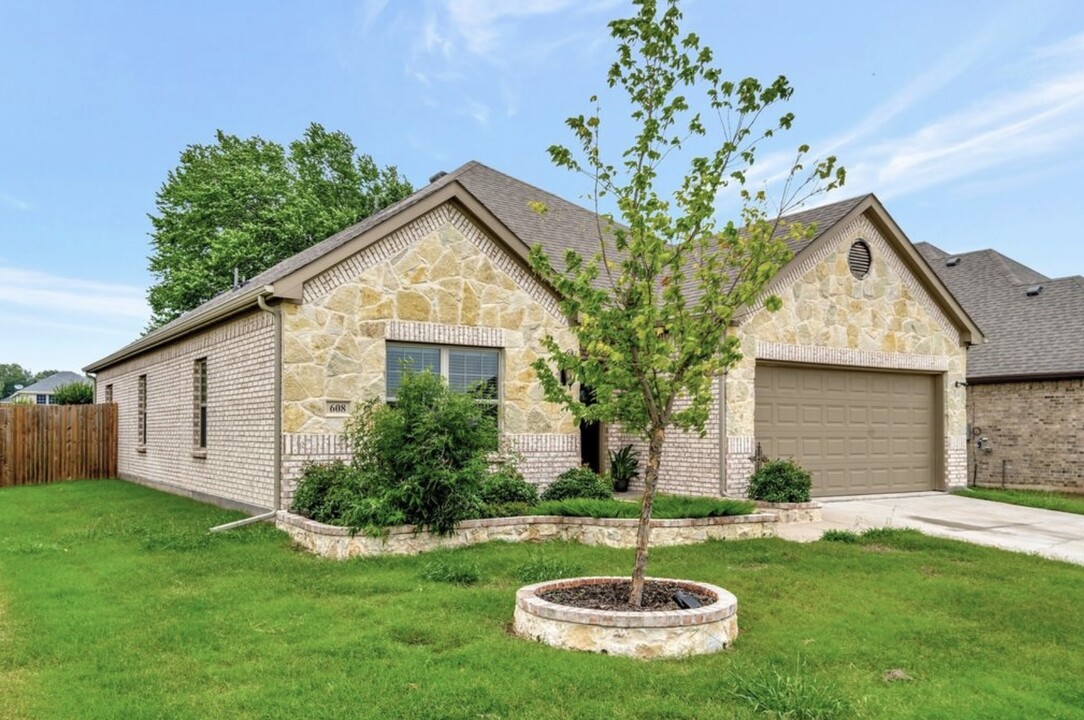 608 Comal Dr in Crandall, TX - Building Photo