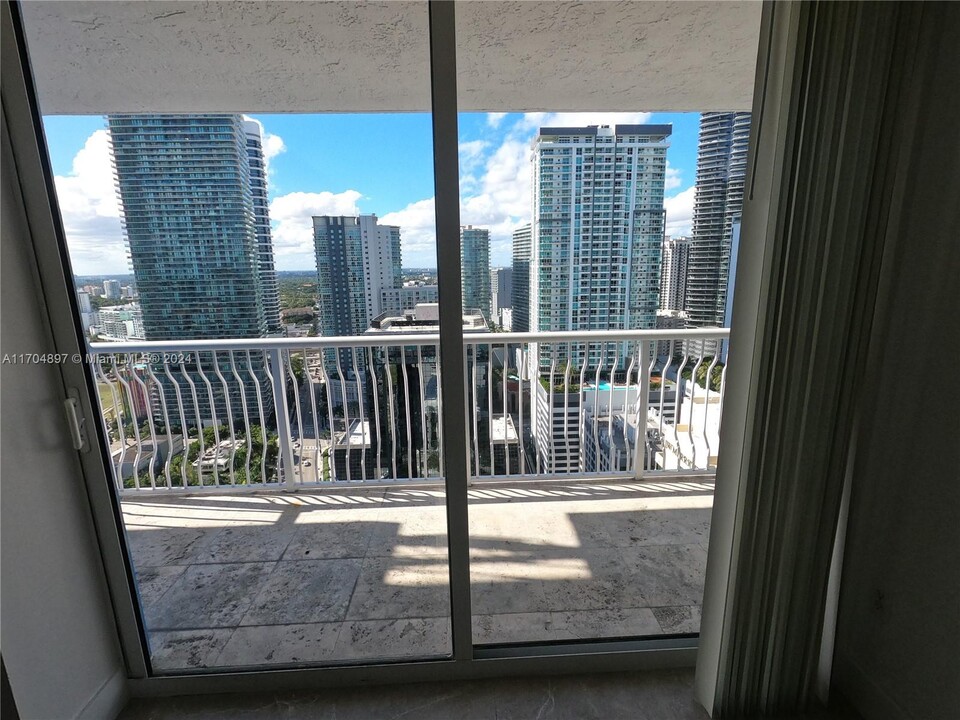 1200 Brickell Bay Dr, Unit 3424 in Miami, FL - Foto de edificio