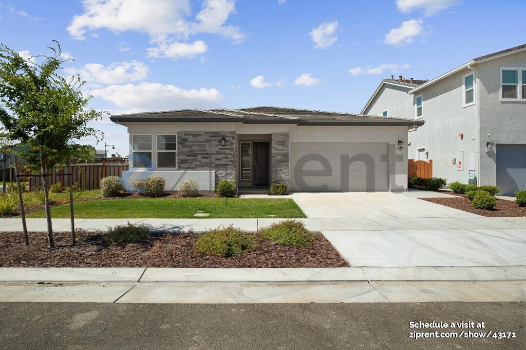 3308 Mayberry St in Lathrop, CA - Building Photo