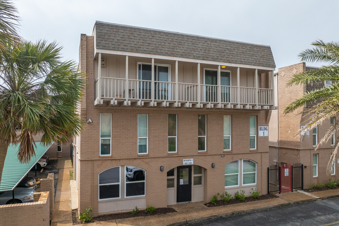 Mariner House Condominiums in Galveston, TX - Building Photo