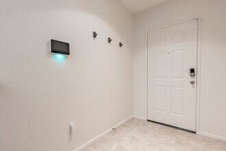 1143 Terracina Ln in San Diego, CA - Foto de edificio - Building Photo