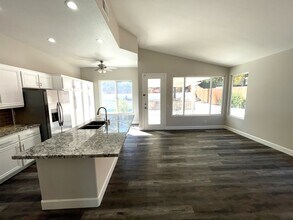 1249 Bernardo Ave in Escondido, CA - Foto de edificio - Building Photo