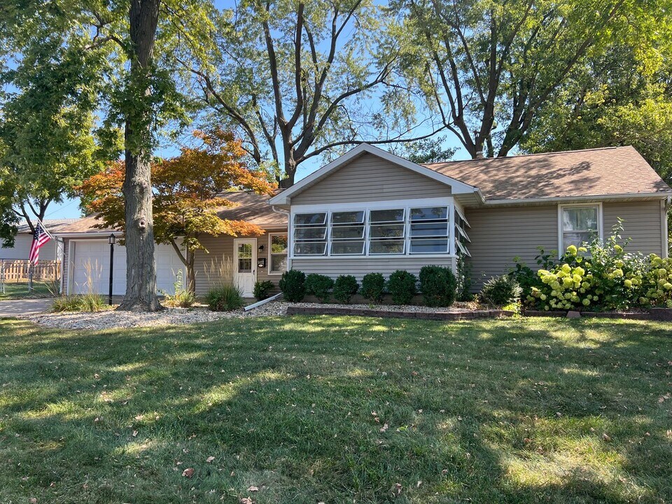 5022 N Belmont Pl in Peoria Heights, IL - Foto de edificio