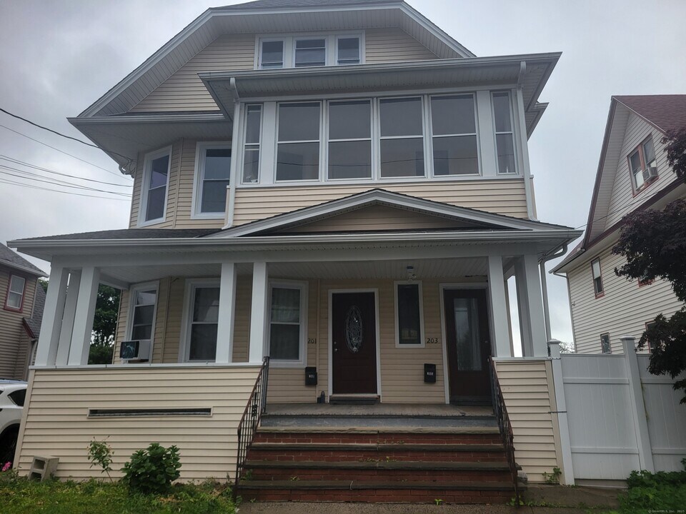 201 Bronx Ave in Bridgeport, CT - Building Photo