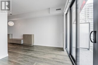 215 Queen St W in Toronto, ON - Building Photo - Building Photo