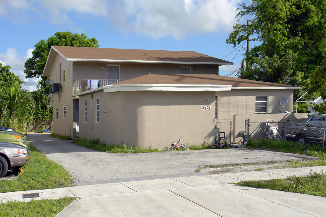 181 E 33rd St in Hialeah, FL - Foto de edificio