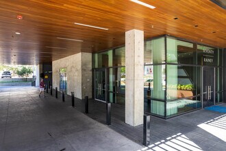 70 Rainey St in Austin, TX - Foto de edificio - Building Photo