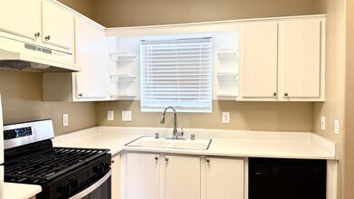 1900 N Torrey Pines Dr in Las Vegas, NV - Building Photo - Building Photo