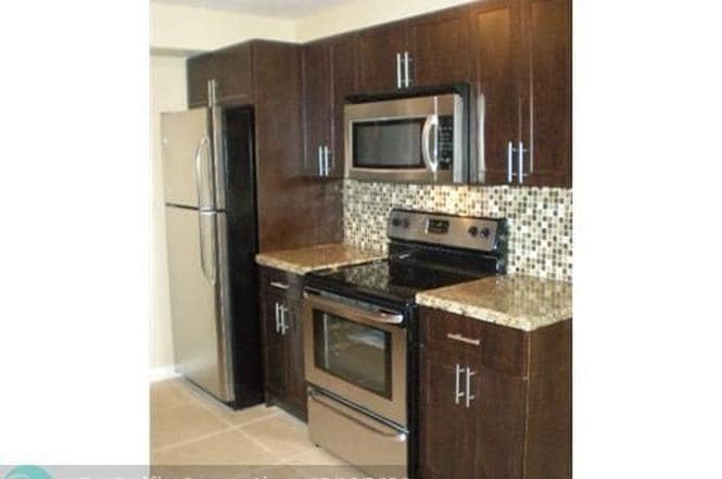 2705 NW 73rd Ave in Sunrise, FL - Building Photo