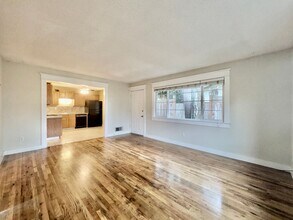 1808 SE Sherrett St in Portland, OR - Building Photo - Building Photo