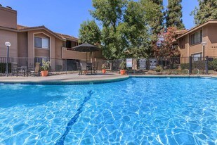 Willow Creek in Fresno, CA - Building Photo