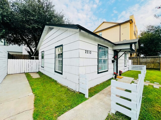 2210 Detering St in Houston, TX - Building Photo - Building Photo
