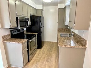 1852 Corinth Ave in Los Angeles, CA - Building Photo - Interior Photo