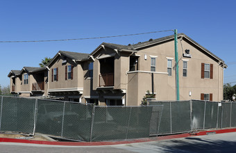 Highgrove Blossom Apartments in Riverside, CA - Foto de edificio - Building Photo