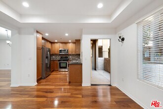 6020 S Seabluff Dr in Los Angeles, CA - Foto de edificio - Building Photo