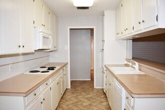 837 Royal Terrace in Hurst, TX - Foto de edificio - Building Photo
