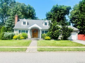 65 Maple Dr in North New Hyde Park, NY - Building Photo