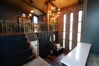 6704 Green Meadow Ct in Louisville, KY - Foto de edificio - Building Photo