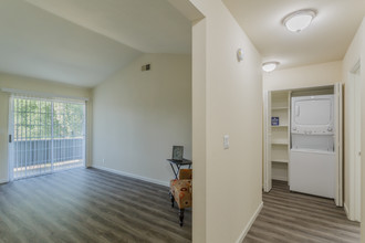 Cirby Oaks Apartments in Roseville, CA - Building Photo - Interior Photo