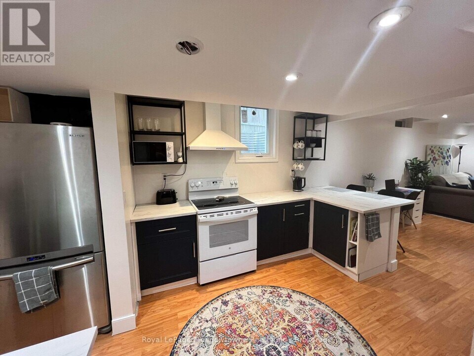 45 DILLS Crescent in Milton, ON - Building Photo