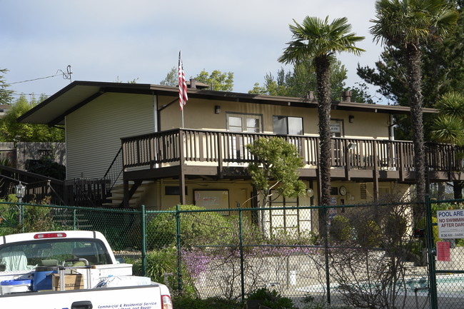 San Leandro Apartments in San Leandro, CA - Foto de edificio - Building Photo