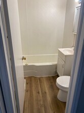 2408 N Hollywood Ave-Unit -Unit 1 in Muncie, IN - Foto de edificio - Building Photo