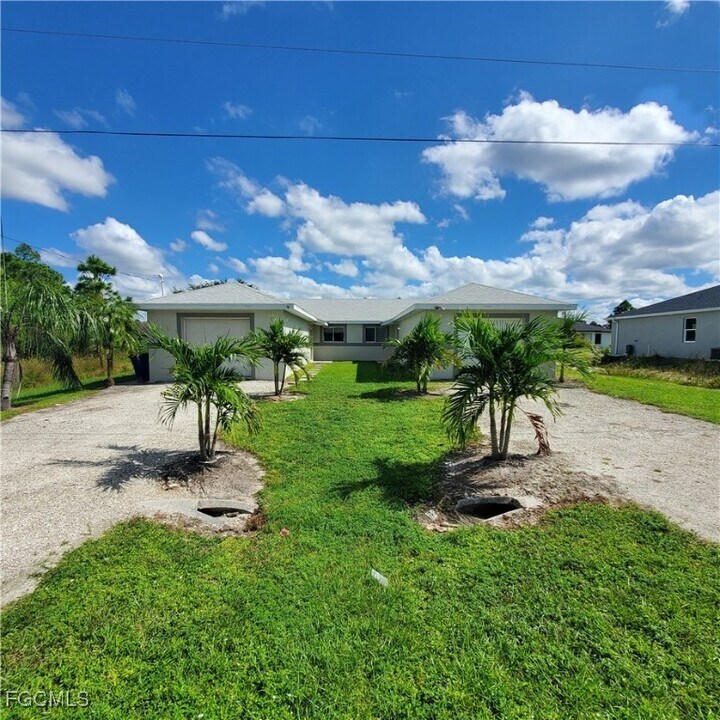 777 Bedford Dr in Lehigh Acres, FL - Building Photo
