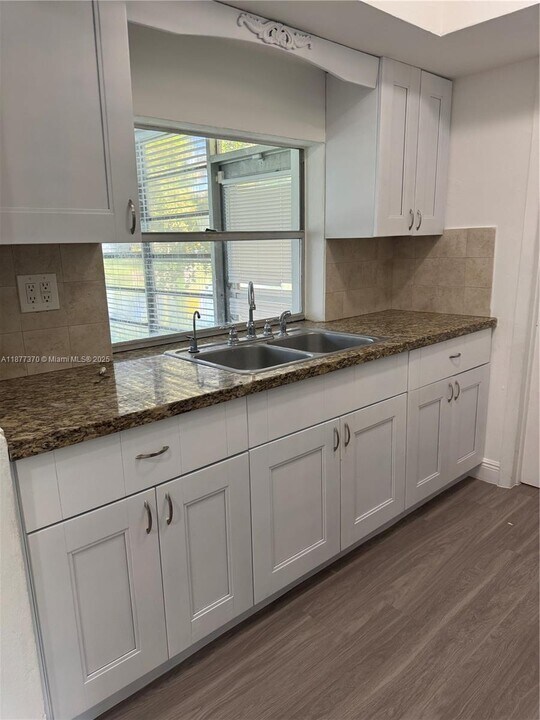 2985 NW 69th Ave in Sunrise, FL - Building Photo