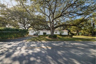 8390 SW 132nd St in Miami, FL - Foto de edificio - Building Photo