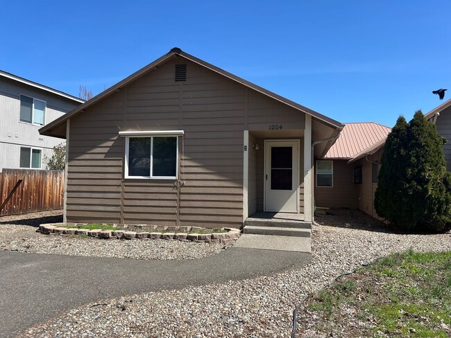 1204 N Brooklane St in Ellensburg, WA - Foto de edificio - Building Photo