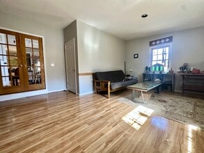 68 Broadway, Unit B in South Portland, ME - Foto de edificio - Building Photo