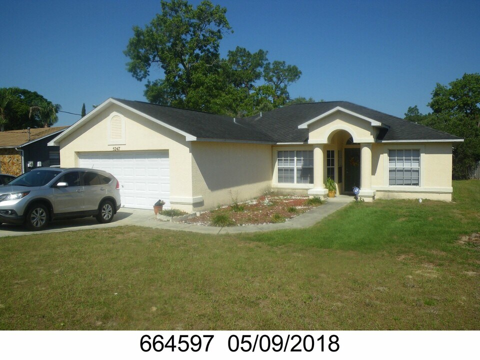 5247 Colchester Ave in Spring Hill, FL - Building Photo