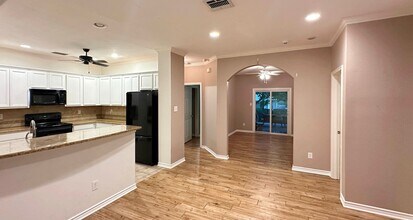 5911 Sunset Crest in San Antonio, TX - Building Photo - Building Photo