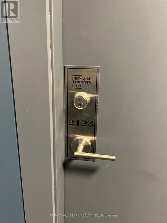 3270 Sheppard Ave E in Toronto, ON - Building Photo